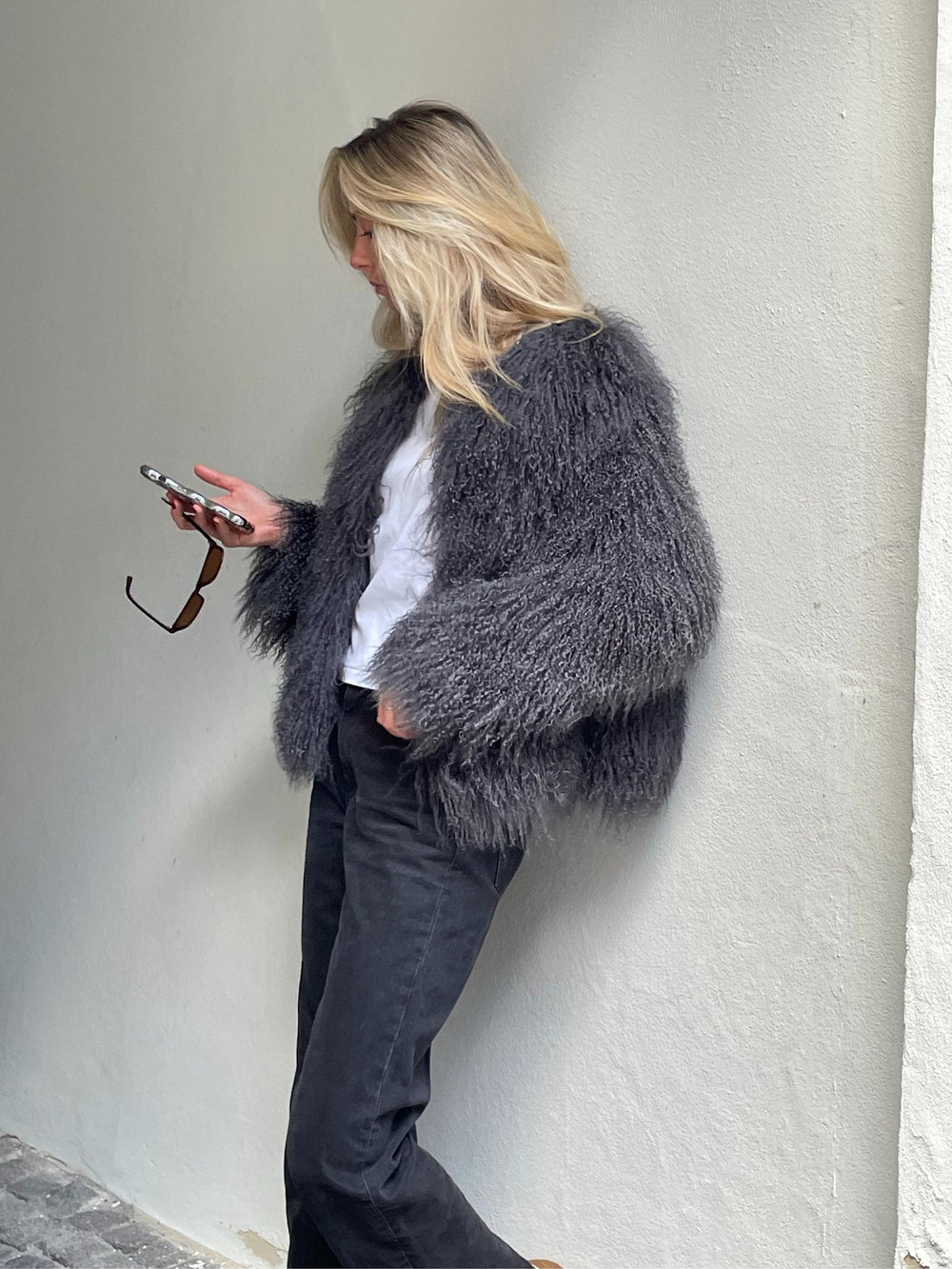 A model showcases a stylish, fluffy gray MEOTINE jacket with a cozy, oversized fit, perfect for a chic winter look.