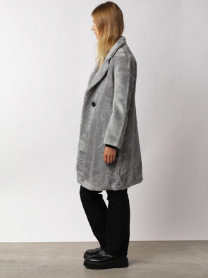 Stylish gray faux fur coat from MEOTINE, featuring a relaxed fit and side pockets, perfect for a chic winter look.