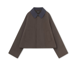 Stylish cropped jacket in dark brown with a contrasting blue collar, featuring front pockets. Perfect for a modern look by MEOTINE.