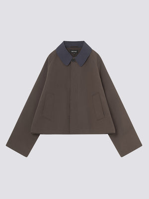 Stylish cropped jacket in brown with a contrasting navy collar, featuring a relaxed fit and front pockets by MEOTINE.