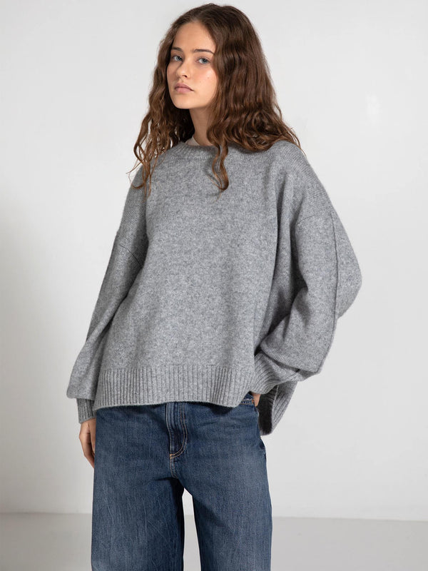 Cozy gray oversized sweater with balloon sleeves, paired with relaxed-fit jeans, showcasing a casual yet stylish look by MEOTINE.