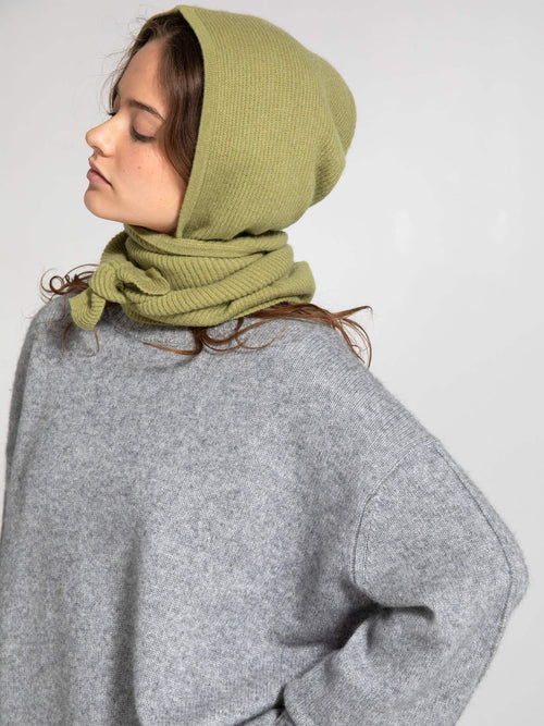 A model showcases a cozy gray oversized sweater paired with a stylish olive green beanie and scarf, embodying MEOTINE's chic aesthetic.