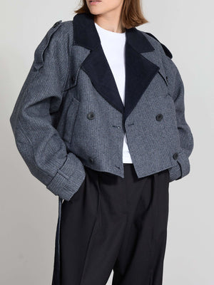 Stylish cropped jacket in a houndstooth pattern with a navy collar, paired with black trousers. Perfect for a chic look by MEOTINE.