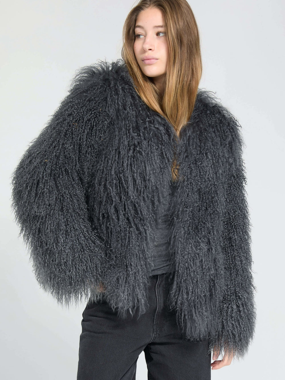 A model showcases a stylish, fluffy gray MEOTINE jacket with a cozy, oversized fit, perfect for a chic winter look.