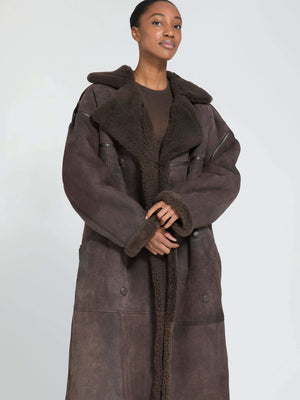 A model showcases a stylish brown oversized coat with a plush collar, embodying the cozy elegance of MEOTINE.