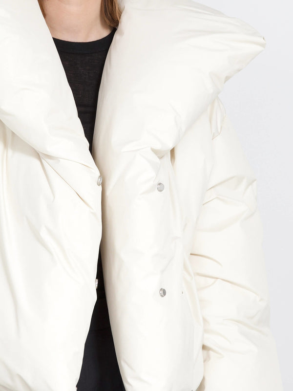 Stylish oversized white puffer jacket with a unique collar design, perfect for a trendy winter look by MEOTINE.