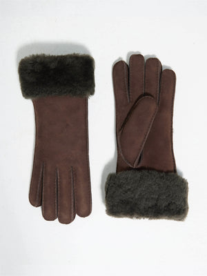 Brown suede gloves with a soft dark fur cuff, perfect for winter warmth and style. Ideal accessory by MEOTINE.