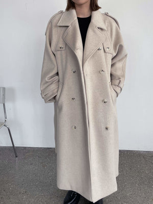 A model wears a stylish beige trench coat with a relaxed fit and double-breasted buttons, showcasing MEOTINE's chic design.